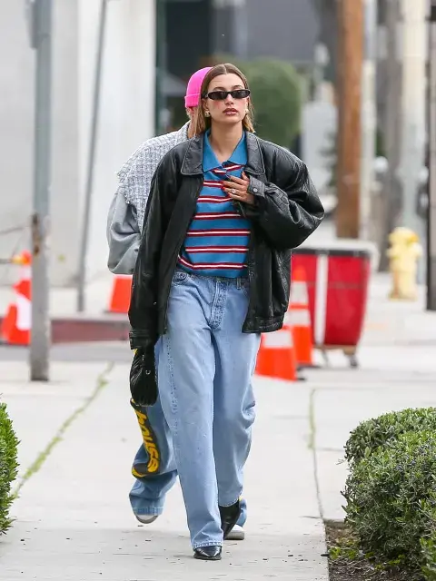 Sus looks urbanos tienen la dosis justa de sofisticación y confort, y están atravesados por detalles que marcan la diferencia: diademas anchas, anteojos retro y zapatillas chunky. Sus looks urbanos tienen la dosis justa de sofisticación y confort, y están atravesados por detalles que marcan la diferencia: diademas anchas, anteojos retro y zapatillas chunky.