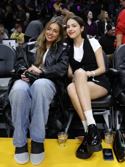 Olivia Rodrigo lució un look muy 90' Olivia Rodrigo lució un look muy 90'
