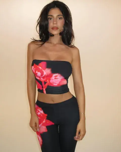 Kylie suma también accesorios que marcaron la infancia de muchas: scrunchies, minibags y anteojos micro. Kylie suma también accesorios que marcaron la infancia de muchas: scrunchies, minibags y anteojos micro.