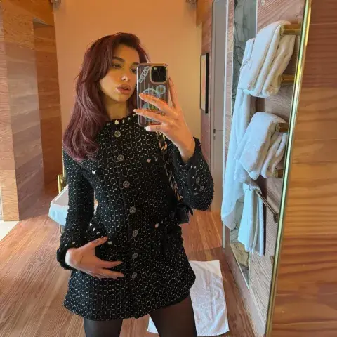 Su estilo combina pantalones de tiro bajo, tops ajustados, vestidos lenceros y conjuntos de denim que remiten a la cultura club kid, al pop alternativo y a la moda rebelde de esa época. Su estilo combina pantalones de tiro bajo, tops ajustados, vestidos lenceros y conjuntos de denim que remiten a la cultura club kid, al pop alternativo y a la moda rebelde de esa época.