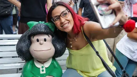 Donde esté Mafalda, se arman filas de fans para obtener una selfie. Donde esté Mafalda, se arman filas de fans para obtener una selfie.