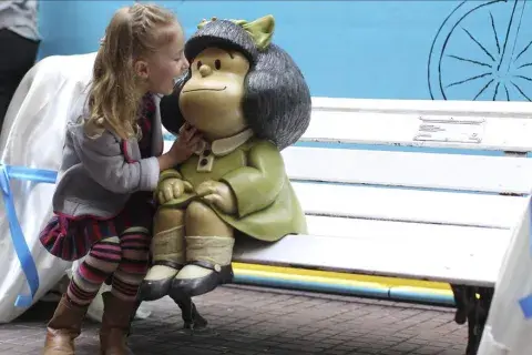 Mafalda es amada por chicos y grandes. Mafalda es amada por chicos y grandes.