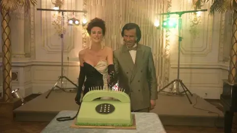 Monna Antonópulos y Leonardo Sbaraglia como María Julia Alsogaray y Carlos Saúl Menem. Monna Antonópulos y Leonardo Sbaraglia como María Julia Alsogaray y Carlos Saúl Menem.