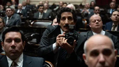 Juan Minujín es Olegario Salas, el fotógrafo de Menem en la serie de Prime Video. Juan Minujín es Olegario Salas, el fotógrafo de Menem en la serie de Prime Video.
