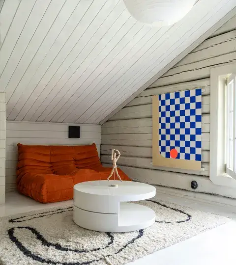 Alfombra (Nordic Knots). Obra a cuadros azul y blanca (Farina Lichtenstein, artista alemana). Cuadro colorido con motivos vegetales (Photowall Sweeden). Alfombra (Nordic Knots). Obra a cuadros azul y blanca (Farina Lichtenstein, artista alemana). Cuadro colorido con motivos vegetales (Photowall Sweeden).