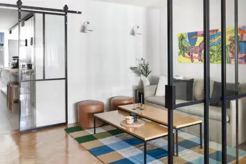 Sillón que ya tenía la dueña de casa, junto a una alfombra traída de un viaje. Obra de Luisa Freixas. Sillón que ya tenía la dueña de casa, junto a una alfombra traída de un viaje. Obra de Luisa Freixas.