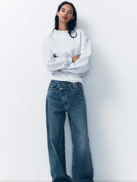 Los jeans de botonestorcidos tienden a afinar la figura Los jeans de botonestorcidos tienden a afinar la figura