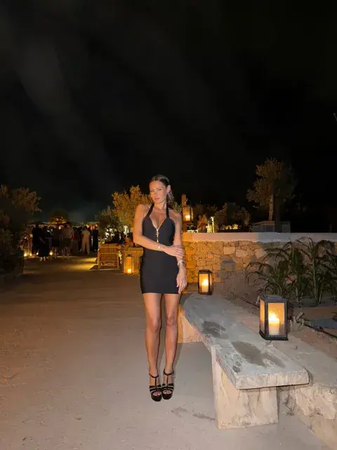 Para salir a bailar, apostó por un vestido negro XS al cuerpo, con escote cerrado por un cierre metálico al frente. Para salir a bailar, apostó por un vestido negro XS al cuerpo, con escote cerrado por un cierre metálico al frente.