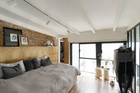 MUEBLE ZAPATERO DISEÑADO A MEDIDA. CUADROS DE ALEC FRANCO Y LÁMPARA DE @_REMYSTUDIO. 