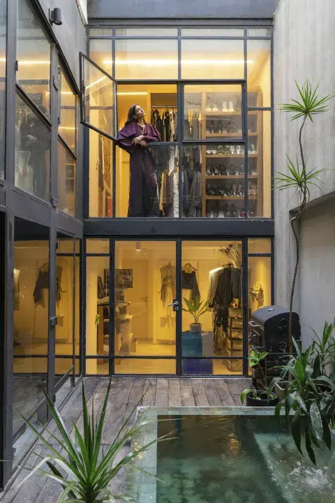 DESDE SU VESTIDOR, LULA POSA CON UNA PRENDA DE LA DISEÑADORA PARAGUAYA OFELIA OTELLO. ABAJO, LA HABITACIÓN QUE TRANSFORMÓ EN SHOWROOM PARA SU TIENDA ONLINE. 