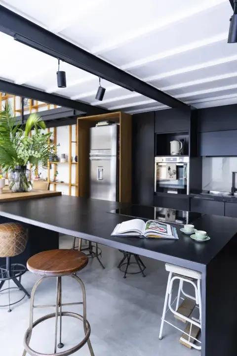 EL COLOR NEGRO ES TRANSVERSAL EN TODA LA CASA. PARA APORTAR CALIDEZ, UTILIZÓ COLOR BLANCO EN LAS PAREDES Y TEXTURAS COMO PANA, CUERO Y LANA. 