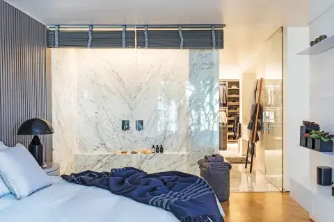 Revestimiento pared, bañadera, piso del baño en mármol de Carrara ‘Selección’ (Melgar Mármoles). Grifería ‘New Dominic’ (FV). Revestimiento pared, bañadera, piso del baño en mármol de Carrara ‘Selección’ (Melgar Mármoles). Grifería ‘New Dominic’ (FV).