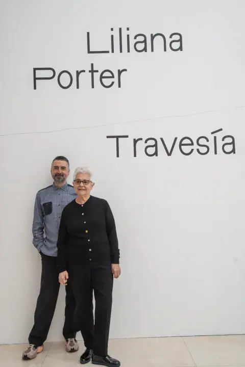 Liliana Porter junto a Agustín Pérez Rubio, el curador de Travesía. Liliana Porter junto a Agustín Pérez Rubio, el curador de Travesía.