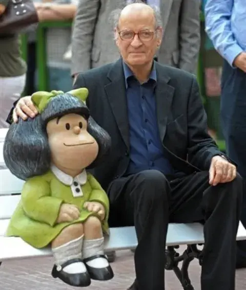 Quino junto a la Mafalda de San Telmo, en Buenos Aires. Quino junto a la Mafalda de San Telmo, en Buenos Aires.