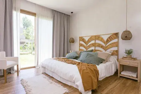 Mesas de noche ‘Inti’, respaldo de caña y ratán (Lolo & Co), ropa de cama (Niki Home). 