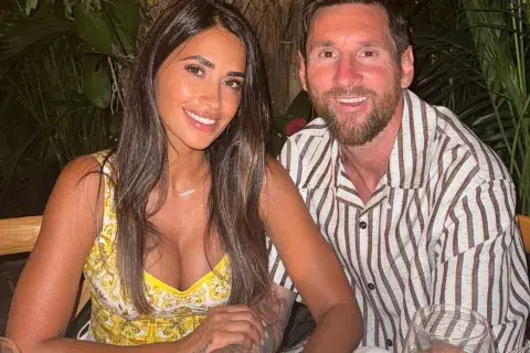 Antonela Roccuzzo y Lionel Messi en una cena romántica Antonela Roccuzzo y Lionel Messi en una cena romántica