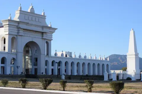 Hay un circuito histórico, con réplicas del Cabildo y la Casa de Tucumán.