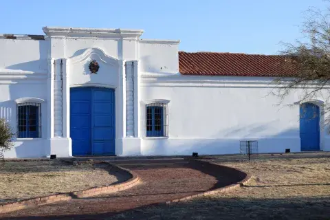 Hay un circuito histórico, con réplicas del Cabildo y la Casa de Tucumán.