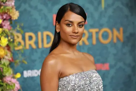 Simone Ashley, de Bridgerton, se suma a El diablo viste a la moda 2. Simone Ashley, de Bridgerton, se suma a El diablo viste a la moda 2.