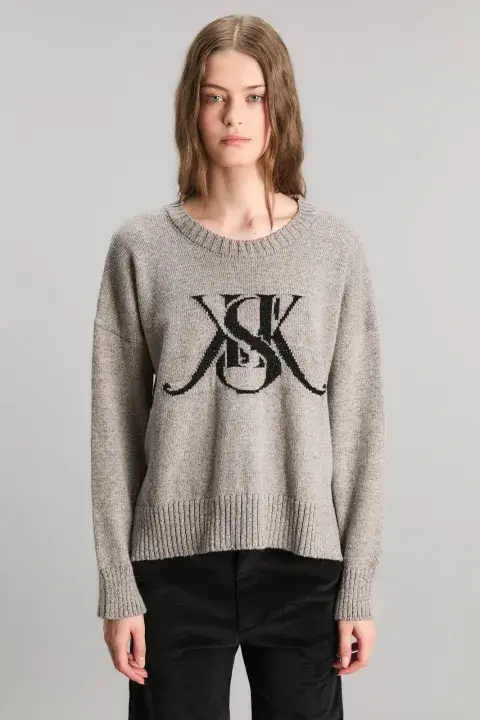 Si buscás salir del clásico suéter, este modelo puede ser una buena alternativa porque tiene colores neutros.(KOSIUKO $ 161.000) Si buscás salir del clásico suéter, este modelo puede ser una buena alternativa porque tiene colores neutros.(KOSIUKO $ 161.000)
