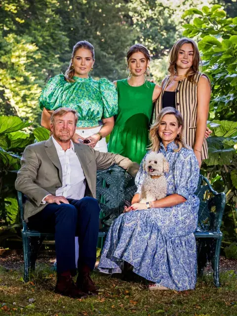 Las princesas Amalia, Alexia y Ariane, los reyes Guillermo Alejandro y Máxima y su perro Mambo posaron en el jardín del Palacio Huis ten Bosch Las princesas Amalia, Alexia y Ariane, los reyes Guillermo Alejandro y Máxima y su perro Mambo posaron en el jardín del Palacio Huis ten Bosch