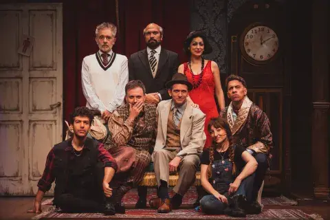 Con personajes muy bien delineados es una comedia de equivocaciones donde la clave no está en el argumento sino en su representación teatral. 