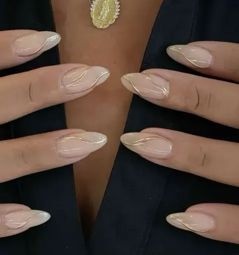 Este diseño es súper fácil de hacer, sólo necesitás un pincel finito y un esmalte dorado