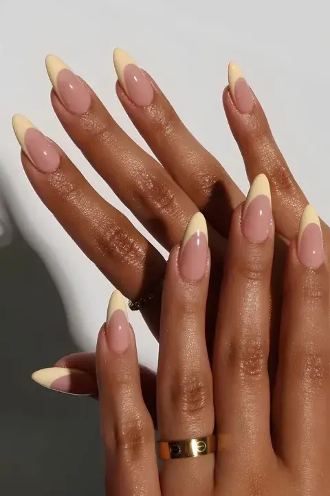 Las uñas buttercream son tendencia. 