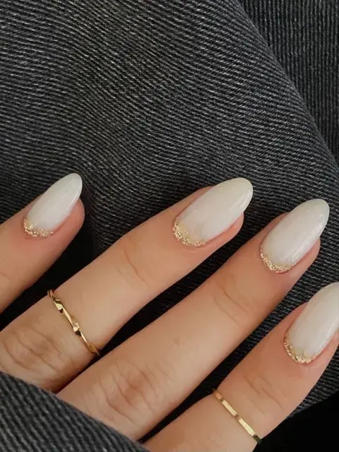 Los colores claros se imponen esta temporada en las uñas almendradas: delicados, elegantes y funcionales, son perfectos para todos los planes y estilos. 