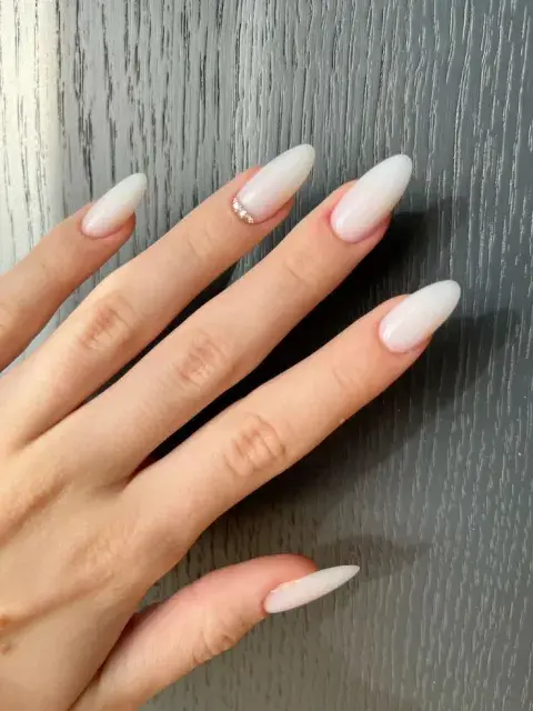 Así son las uñas blancas y delicadas perfectas para este invierno