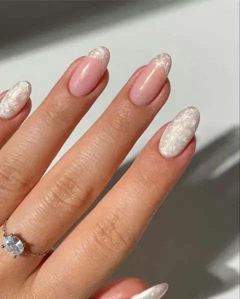 Así son las uñas blancas y delicadas perfectas para este invierno