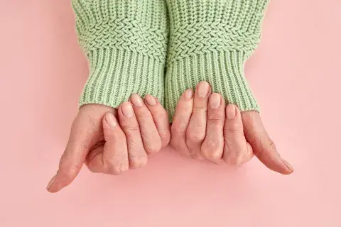 Vuelven las uñas cortas: así se llevan la manicuría minimalista