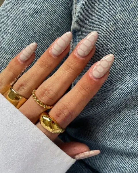 Si bien el animal print es una de las tendencias clave de la temporada, hay un diseño que pisa fuerte: el estampado de serpiente Si bien el animal print es una de las tendencias clave de la temporada, hay un diseño que pisa fuerte: el estampado de serpiente