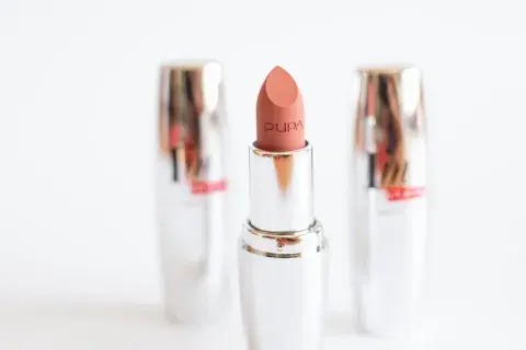 Aterciopelado y extremadamente sensorial, se desliza sobre tus labios sin agobiarlos ni secarlos, con una comodidad inesperada que perdura en el tiempo. (PUPA $32.900) Aterciopelado y extremadamente sensorial, se desliza sobre tus labios sin agobiarlos ni secarlos, con una comodidad inesperada que perdura en el tiempo. (PUPA $32.900)
