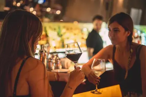 Que todos los días te esté esperando una copa de vino en algún rinconcito lindo de la ciudad. Que todos los días te esté esperando una copa de vino en algún rinconcito lindo de la ciudad.
