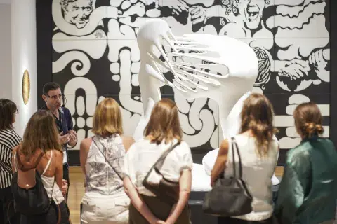 Las visitas guiadas son una manera de poder ver más en las obras, descubrir aspectos y siempre dan un buen tema de conversación posterior. Las visitas guiadas son una manera de poder ver más en las obras, descubrir aspectos y siempre dan un buen tema de conversación posterior.