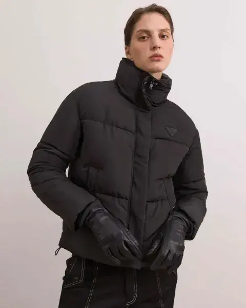 Una campera clásica que no pasa de moda (PRÜNE $ 135.000) Una campera clásica que no pasa de moda (PRÜNE $ 135.000)