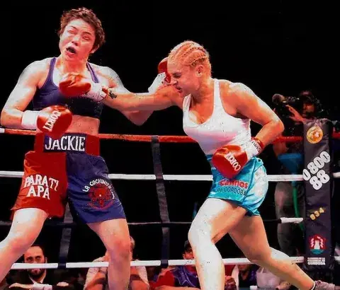 Alejandra Oliveras alcanzó reconocimiento internacional en mayo de 2006 al consagrarse campeona mundial supergallo del Consejo Mundial de Boxeo (CMB) ante Jackie Nava en Tijuana, México Alejandra Oliveras alcanzó reconocimiento internacional en mayo de 2006 al consagrarse campeona mundial supergallo del Consejo Mundial de Boxeo (CMB) ante Jackie Nava en Tijuana, México