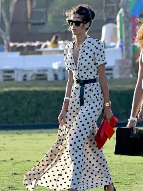 Lunares en vestidos en versión blanco y negro, una apuesta segura de moda Lunares en vestidos en versión blanco y negro, una apuesta segura de moda