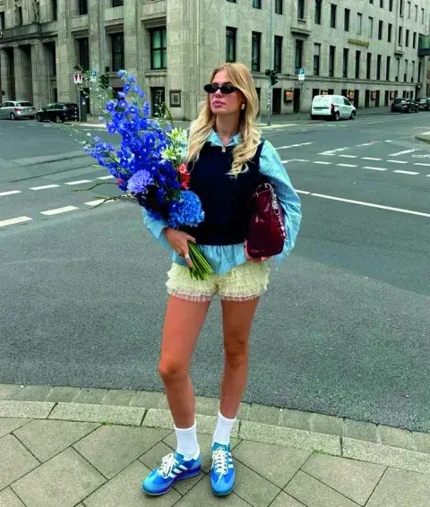 . Se trata de las skinny sneakers, un calzado slim, plano y con reminiscencias retro que ya es furor en las pasarelas y en las calles.