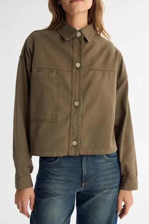 Una campera finita ideal para una noche de verano o para abrigarse en capas los días más fríos (PORTSAID $69.800)