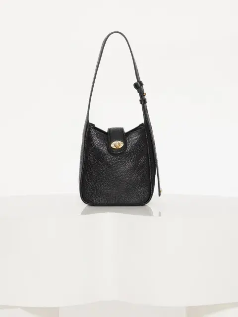 Básica, clásica y elegante. Una cartera de cuero para usar sin parar (JAZMIN CHEBAR $232.000)