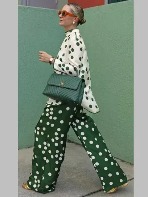 Este verano, los polka dots regresan para quedarse —pero con alma nueva. Son dulces, sofisticados, versátiles, y reinventados con cortes modernos y paletas que van del blanco y negro a tonos más atrevidos. Desde tu falda de brunch hasta tu bikini de fin de semana, en editoriales internacionales o en la pasarela diaria de Instagram, este estampado se adueña de las miradas con encanto eterno y energía festiva. Este verano, los polka dots regresan para quedarse —pero con alma nueva. Son dulces, sofisticados, versátiles, y reinventados con cortes modernos y paletas que van del blanco y negro a tonos más atrevidos. Desde tu falda de brunch hasta tu bikini de fin de semana, en editoriales internacionales o en la pasarela diaria de Instagram, este estampado se adueña de las miradas con encanto eterno y energía festiva.