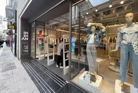 Al mejor estilo de marcas globales como H&M o Shein, la oferta de Indian es muy agresiva en términos económicos, con sweaters y jeans desde $9900, remeras por $4900 y camperas por $19.900. Al mejor estilo de marcas globales como H&M o Shein, la oferta de Indian es muy agresiva en términos económicos, con sweaters y jeans desde $9900, remeras por $4900 y camperas por $19.900.