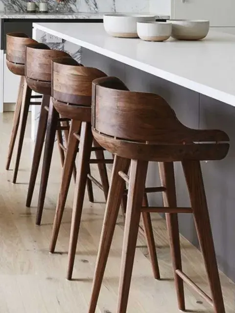 Banqueta de madera con un leve respaldo