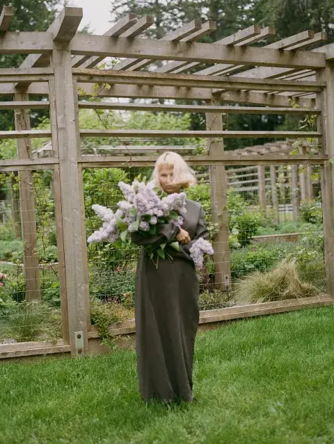 Pamela Anderson cultiva sus propias flores Pamela Anderson cultiva sus propias flores