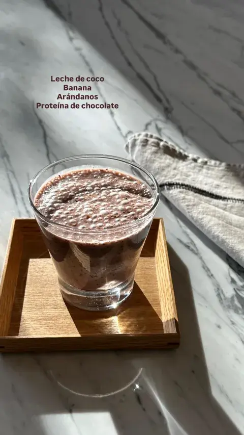 La receta que compartió es simple pero llena de nutrientes: leche de almendras, proteína sabor chocolate, arándanos y banana. La receta que compartió es simple pero llena de nutrientes: leche de almendras, proteína sabor chocolate, arándanos y banana.
