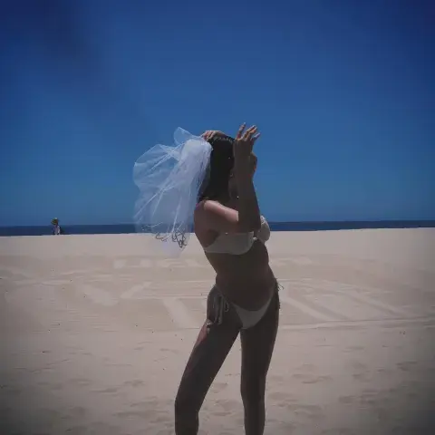 Su bikini también fue de color blanca Su bikini también fue de color blanca