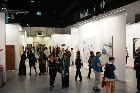 Además de los stands de las galerías de arte, hay un espacio de Lollapalooza con DJs y, en gastronomía, está el Comedor Gourmet Belleza y Felicidad Fiorito, donde cada plato vendido se transforma en un plato donado a familias de Villa Fiorito. Además de los stands de las galerías de arte, hay un espacio de Lollapalooza con DJs y, en gastronomía, está el Comedor Gourmet Belleza y Felicidad Fiorito, donde cada plato vendido se transforma en un plato donado a familias de Villa Fiorito.