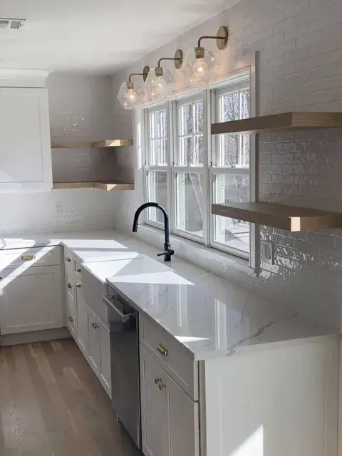 Mesa de silestone o de mármol con un gran ventanal en la zona de la bacha Mesa de silestone o de mármol con un gran ventanal en la zona de la bacha